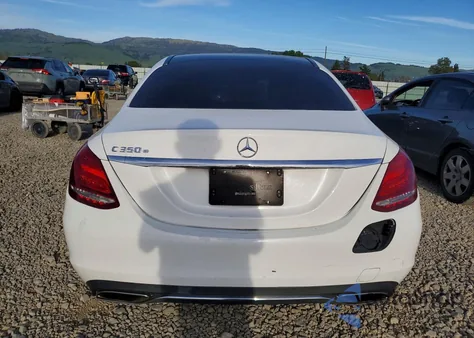 2018 Mercedes-Benz C 350E z USA, uszkodzony, nr VIN 55SWF4HB0JU237465